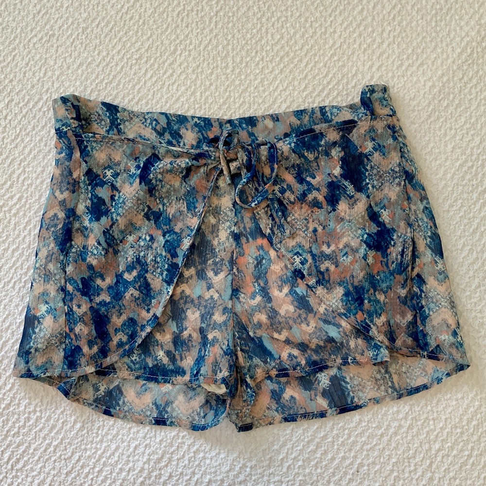 Colorful, lose Lizard Thicket shorts